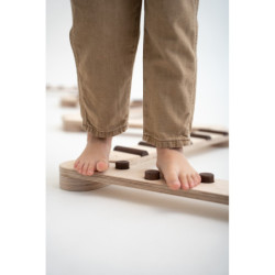 Poutre d’équilibre Montessori en bois – 4 barres bois foncé