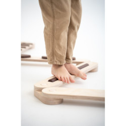 Poutre d’équilibre Montessori en bois – 8 barres bois foncé