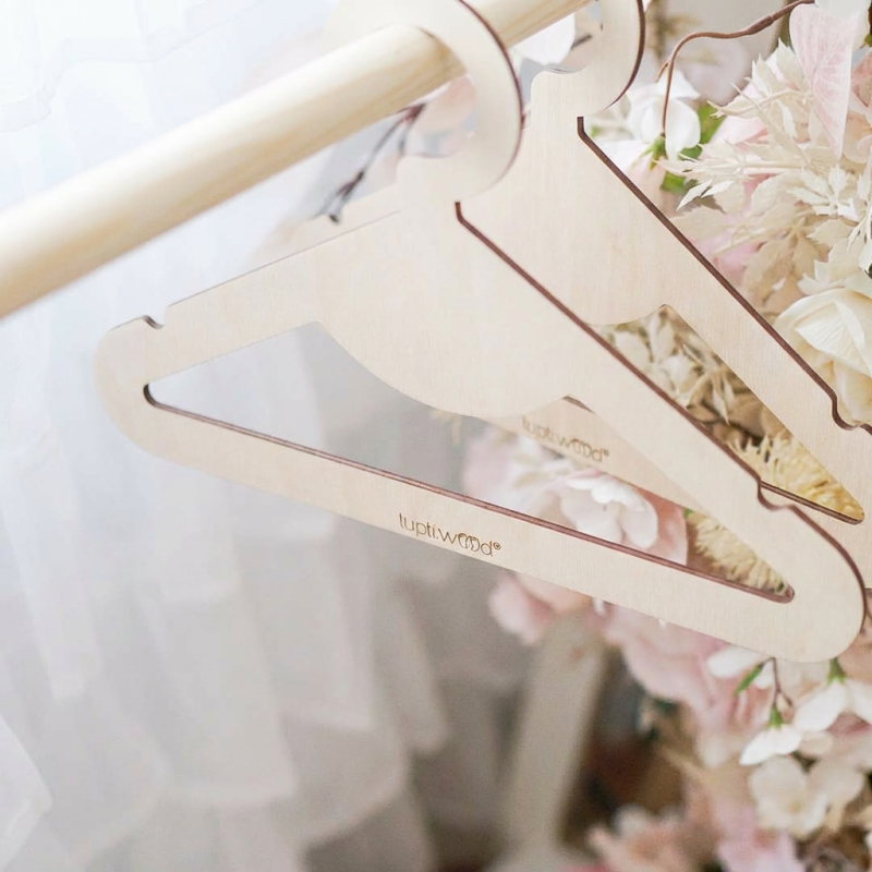 Porte-manteau Montessori en bois pour chambre enfant