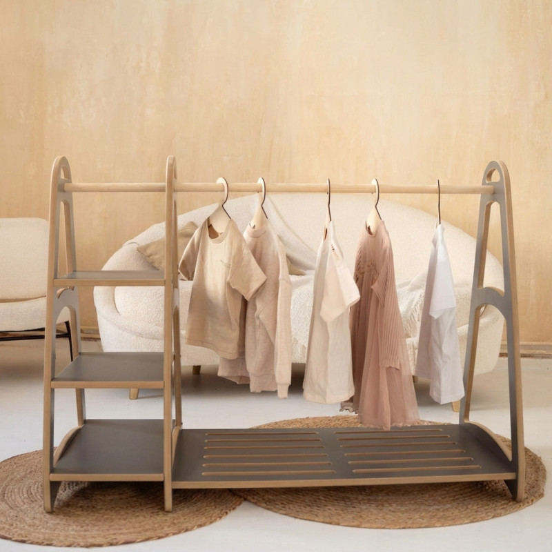 Armoire Montessori en bois grise avec 5 cintres enfant