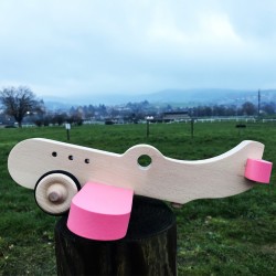 Amélia l'avion en bois à roulettes - Rose - Jouet en bois - Photo couverture
