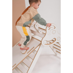 Échelle de Pikler Montessori en bois avec grand toboggan