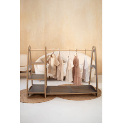 Armoire Montessori en bois grise avec 5 cintres enfant