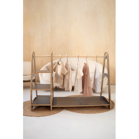 Armoire Montessori en bois grise avec 5 cintres enfant