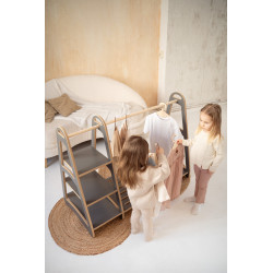 Armoire Montessori en bois grise avec 5 cintres enfant — photo 2