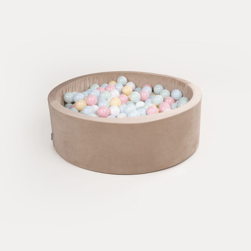 Bol sensoriel rond beige rempli de petites billes multicolores, idéal pour un jeu sensoriel autisme.