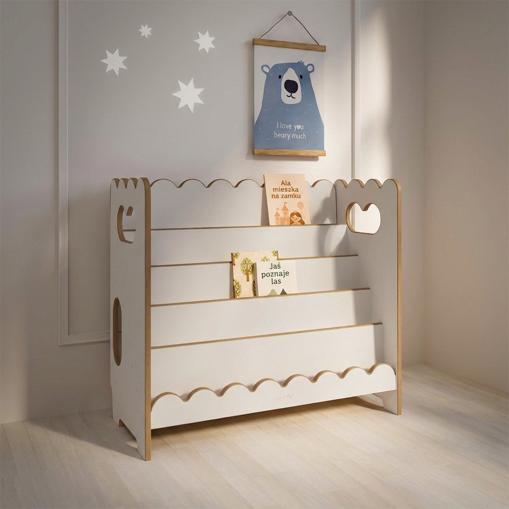 Chaise-bibliothèque pour enfant avec étagères murales, décor minimaliste et nuages étoiles sur le mur, livre jeunesse posé. lecture enfant bibliotheque adaptée.