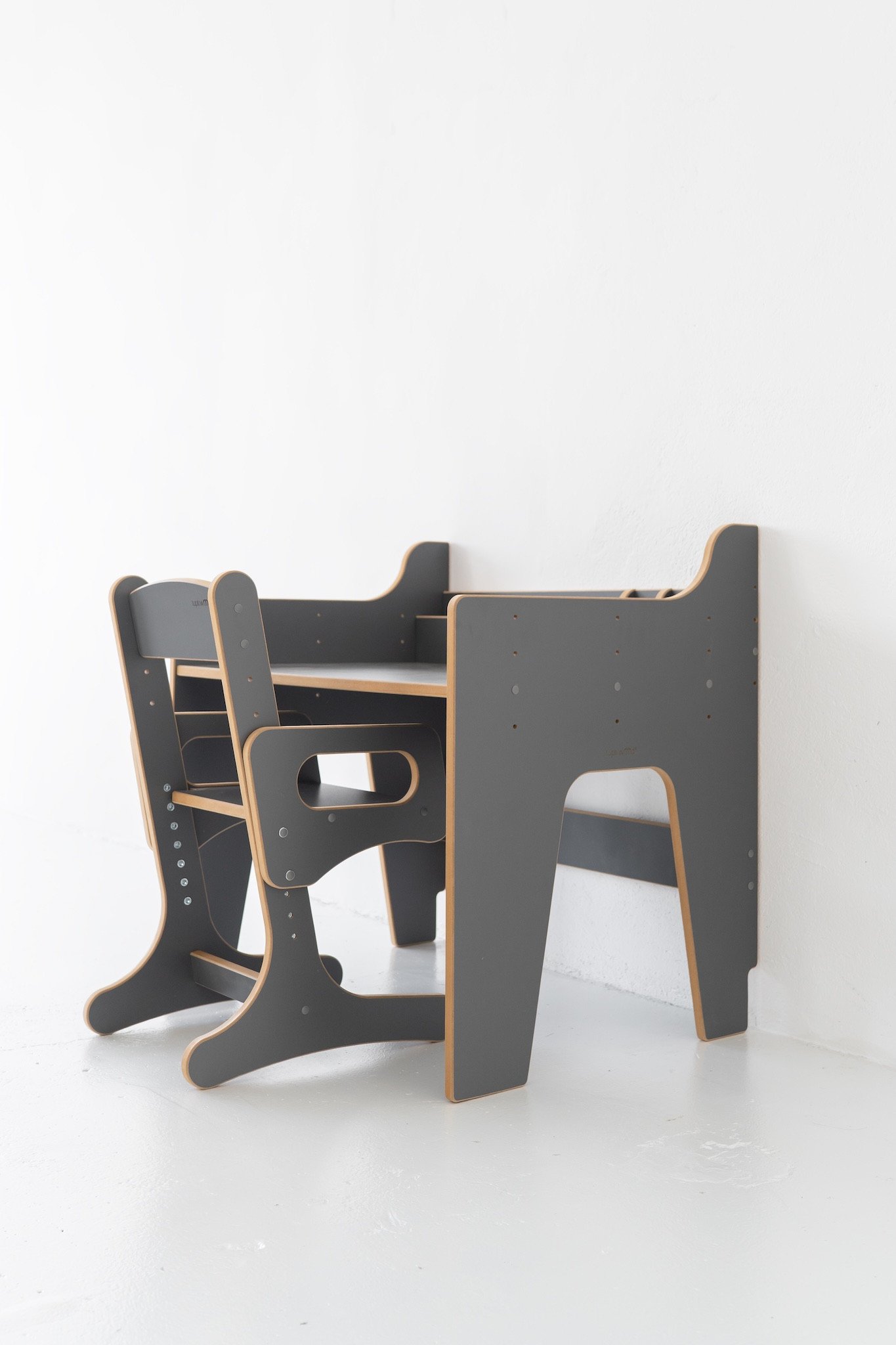 Chaise et bureau d’enfant en bois gris et naturel, meuble d’apprentissage autonome dans un espace minimaliste. à quel âge un enfant devient autonome.