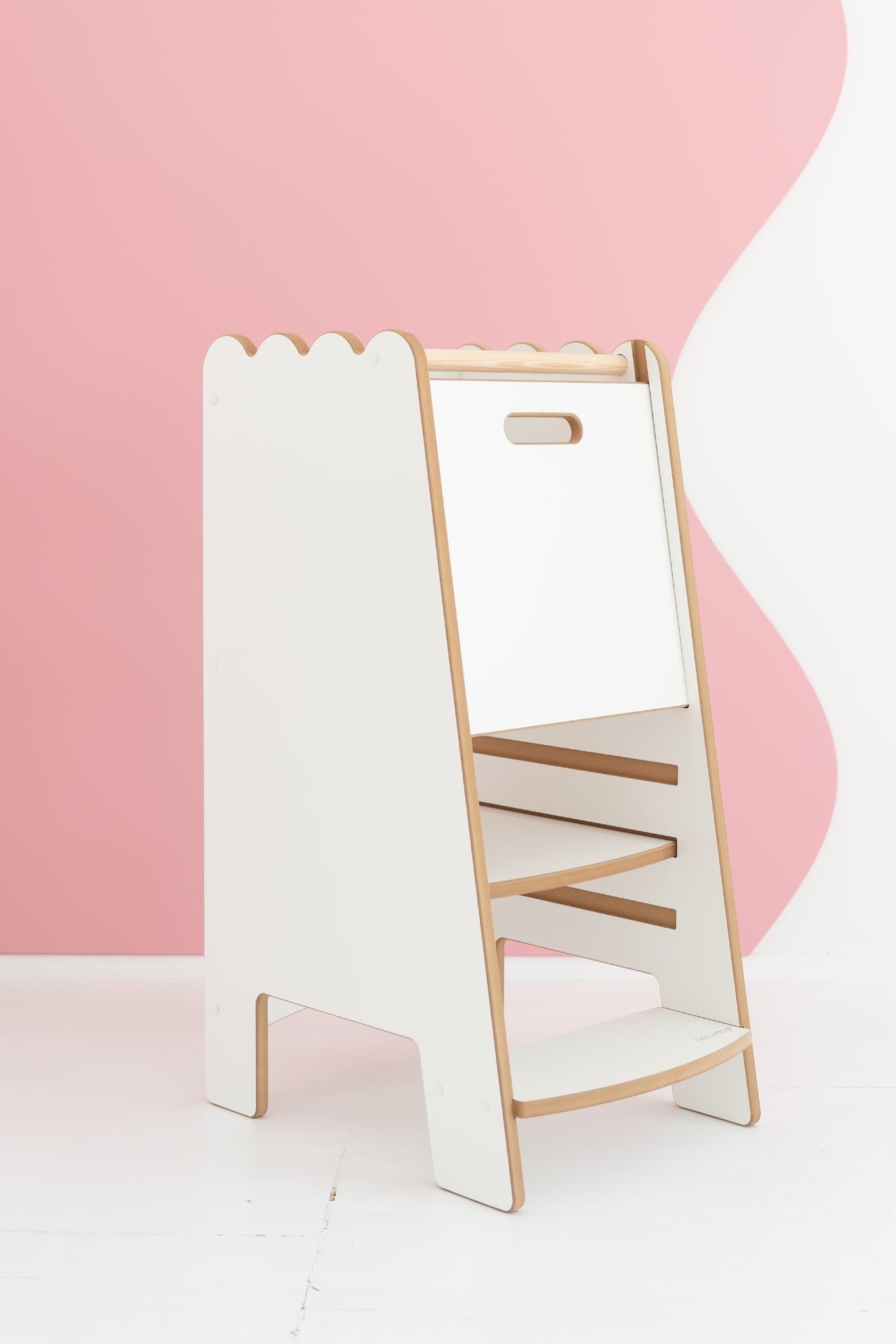 Chaise Montessori en bois blanche pour enfant, avec rangement et inclinés pour activités d’apprentissage Montessori 2 ans.