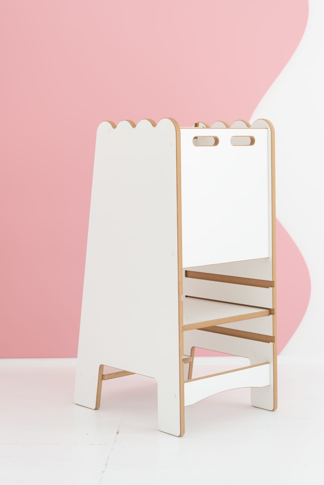 Chariot d’activités Montessori en bois blanc pour enfants, structure compacte et faciles rangements, idéal dès 2 ans.