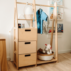 Établi en bois avec 4 tiroirs et accroches, structure ler démontable pour meuble montessori fait maison dans une chambre d’enfant.