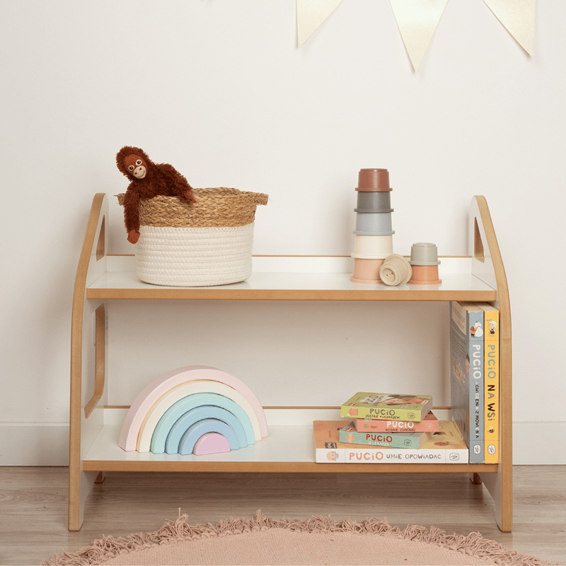 Étagère enfant avec jouets Montessori: panier en corde avec singe, emporte-pièces et tasses pastel, arc-en-ciel en bois et livres sur le côté. pourquoi mobilier montessori enfant