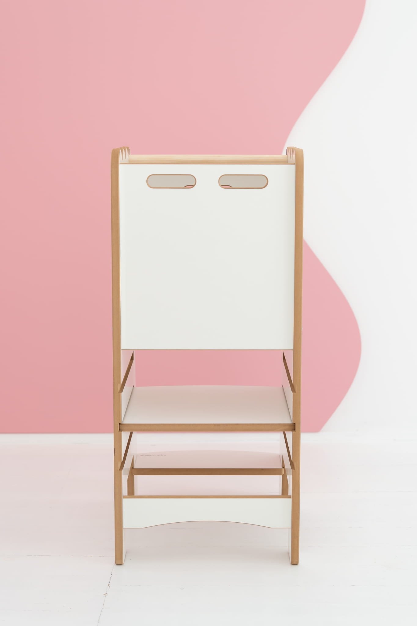 Meilleurs jeux montessori 3 a : établi en bois clair avec surfaces blanches, posé sur un fond rose et blanc, style minimaliste.