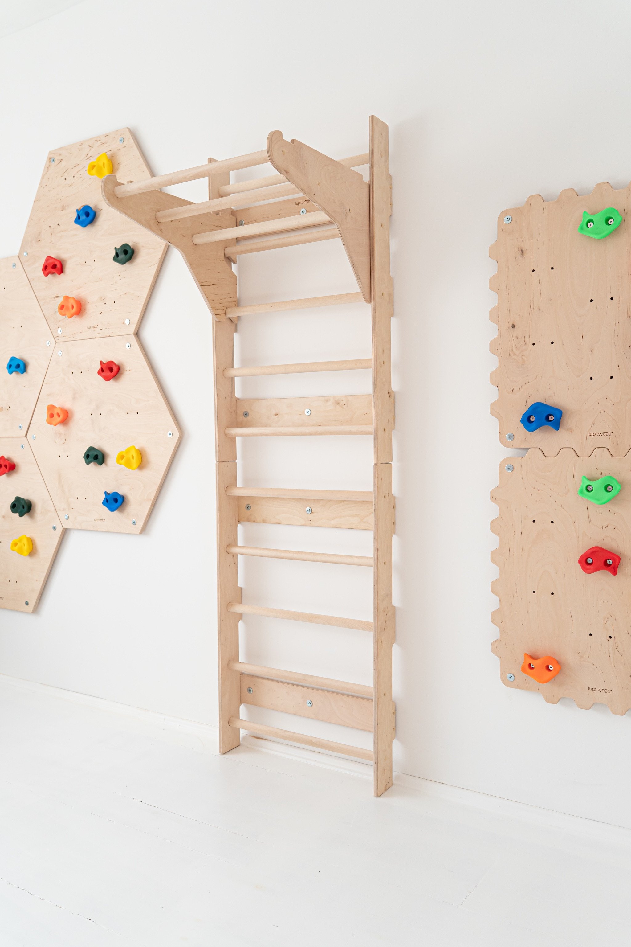 Meilleurs jeux montessori 3 a : structure en bois avec échelle et agrès muraux pour enfant de 3 ans.