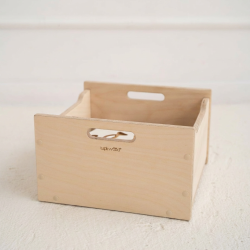 Petit coffre à jouets montessori enfant en bois clair, avec poignées intégrées pour le transport.